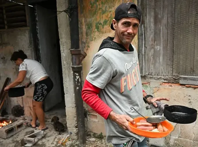 'Cozinhamos com carvão e lenha para 3 famílias na vizinhança': como cubanos estão vivenciando pior racionamento de combustível em décadas