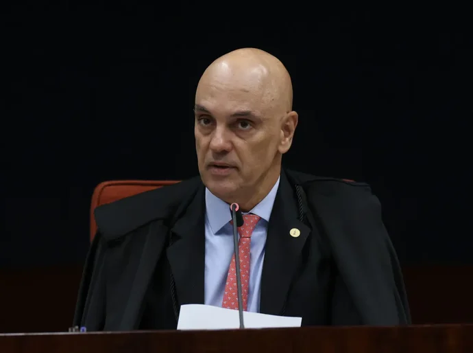 Eduardo 'recebeu Pix de milhões' e tem condições de pagar multa, diz Moraes