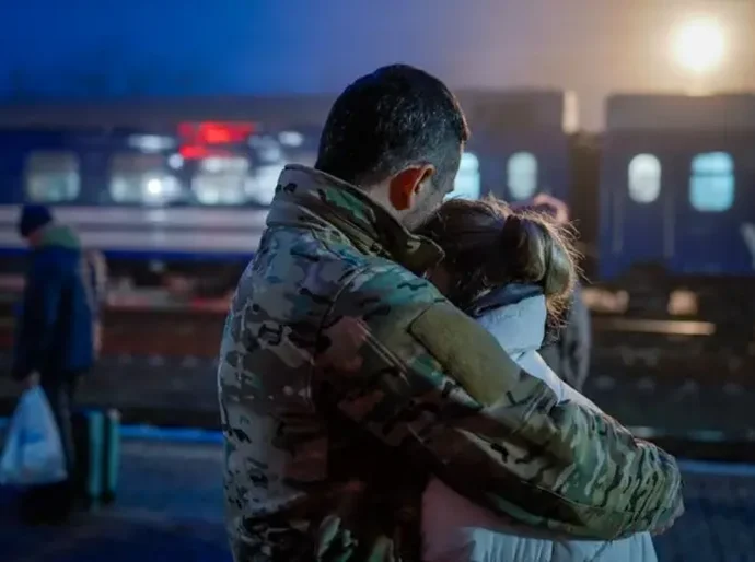 O 'trem do amor', no qual ucranianas visitam seus maridos que lutam contra a Rússia