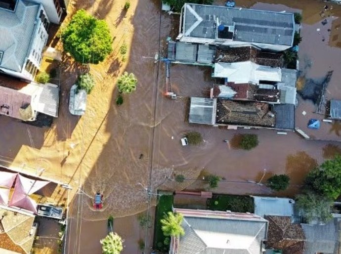 Sobe para 100 o número de mortos após enchentes que atingem o RS