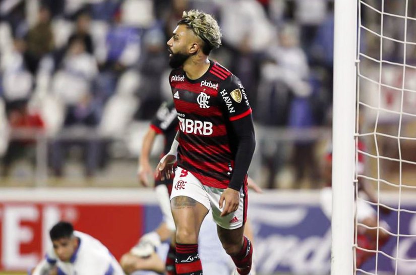 Gabriel brilha e Flamengo derrota Universidad Católica no Chile