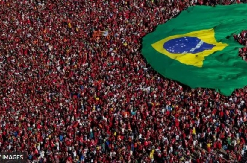 Lula toma posse e sobe a rampa: dezenas de milhares acompanham cerimônia em Brasília