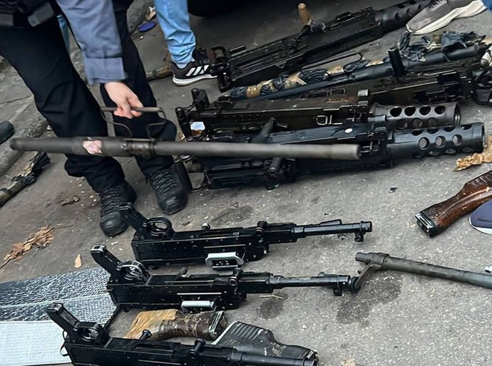 Metralhadoras furtadas do Exército encontradas pela polícia em São Roque, interior de SP, estavam escondidas em lamaçal