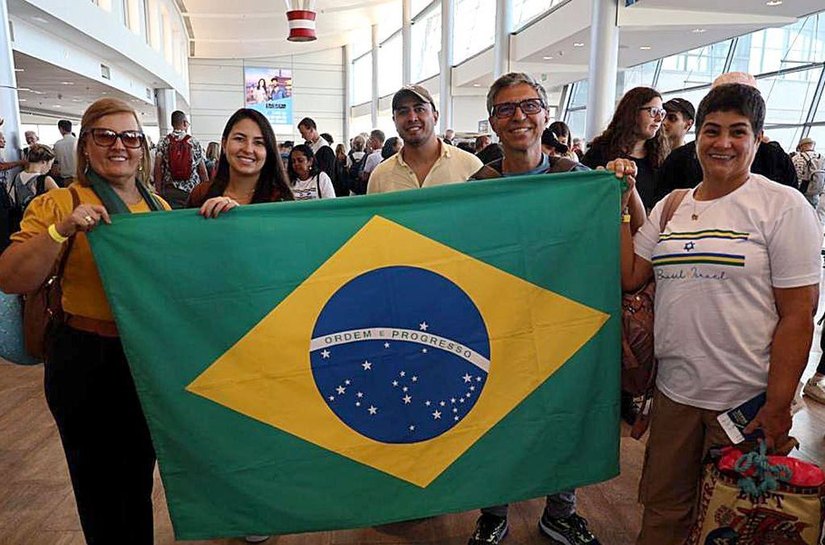 Clima de emoção marcou chegada de brasileiros da Faixa de Gaza