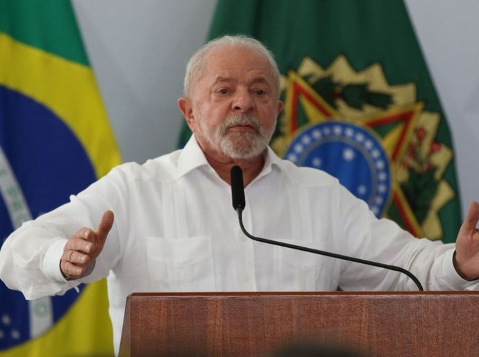 Lula anuncia política de reajuste do salário mínimo e isenção de IR