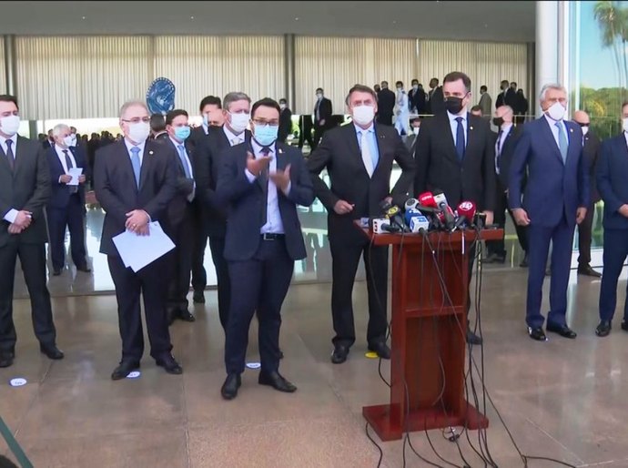 Bolsonaro anuncia comitê com o Congresso, mas insiste no 'tratamento precoce'