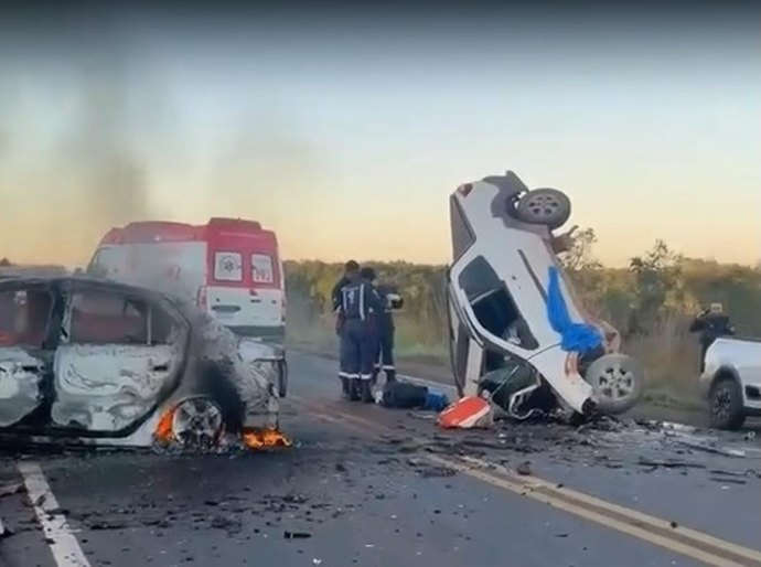 Tragédia na MT-010: colisão entre dois carros deixa quatro mortos e vítimas ficam presas às ferragens em Rosário Oeste,MT