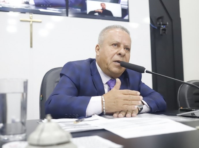 Chico 2000 assina resolução legislativa da perda do mandato da vereadora Edna Sampaio, do PT