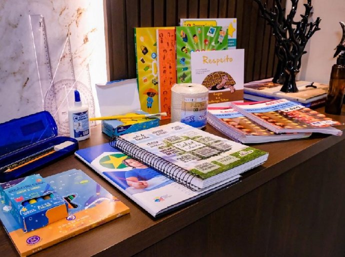 Governo de MT entrega kits escolares e uniformes para estudantes da rede estadual em abril