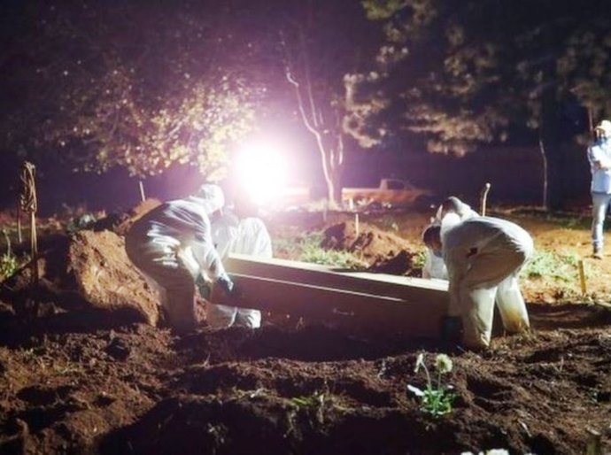 Pior está por vir, mas colapso no inverno pode ser evitado, diz médico de universidade que prevê 100 mil mortes por covid no Brasil em abril