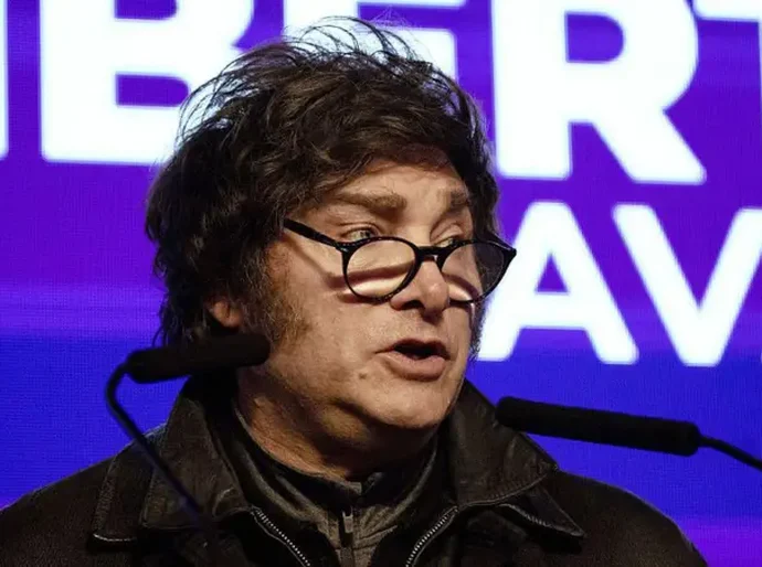 Por que Milei precisou pedir ajuda aos EUA para lidar com crise econômica na Argentina?