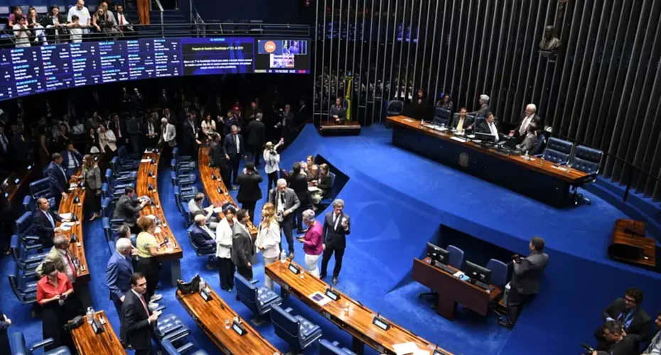 Fim da escala 6x1: como votaram senadores e partidos nos dois turnos