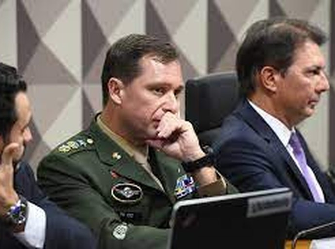 Documentos enviados à CPI mostram Mauro Cid tentando vender Rolex dado por sauditas a Bolsonaro