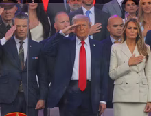 Trump participa de desfile militar no dia de seu 79º aniversário e em meio a protestos em todo o país