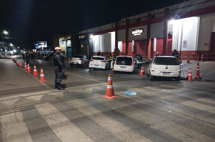 Operação prende sete condutores embriagados e remove 40 veículos em Várzea Grande