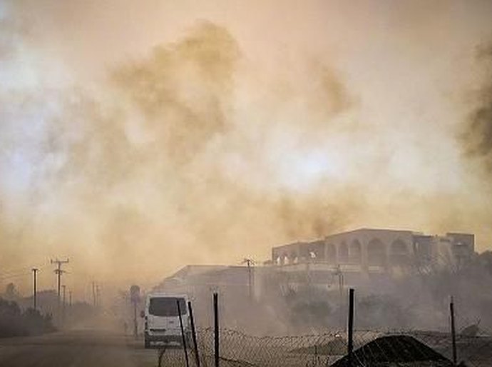 Duas mil pessoas são evacuadas em ilha grega por causa de incêndio