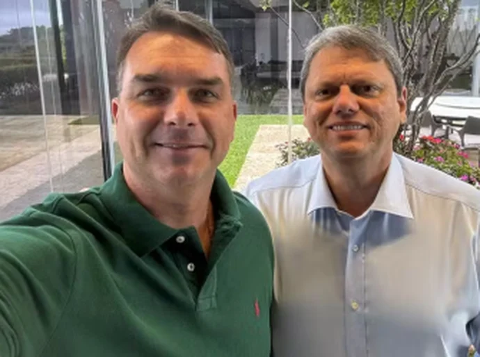 Tarcísio reafirma lealdade a Bolsonaro e diz que dará suporte para Flávio