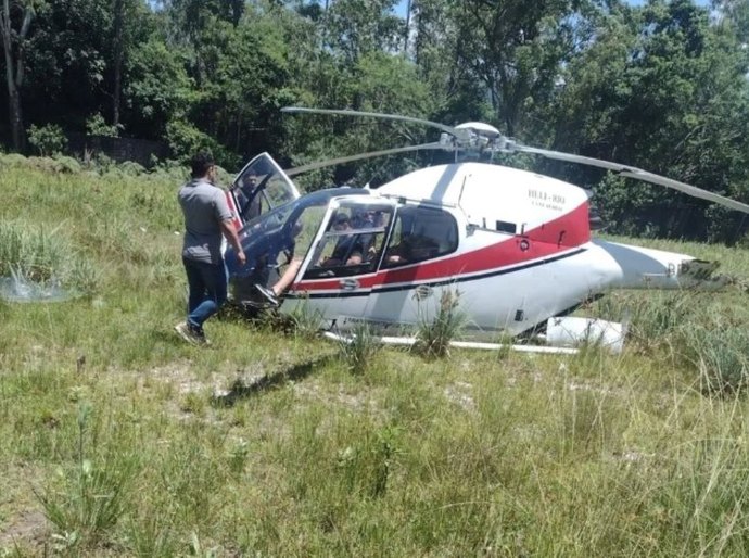 Helicóptero com 5 pessoas a bordo cai no Recreio, Zona Oeste do Rio