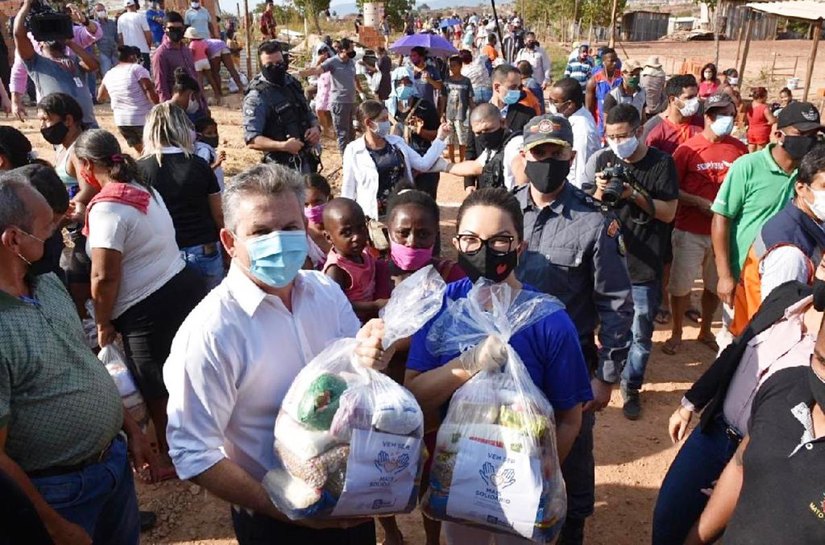 Mauro e Virginia Mendes levam roupas e alimentos para moradores do assentamento Terra Prometida, em Cuiabá