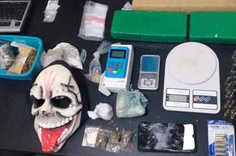 Policiais prendem casal com droga e arma de fogo em ocorrência de violência doméstica