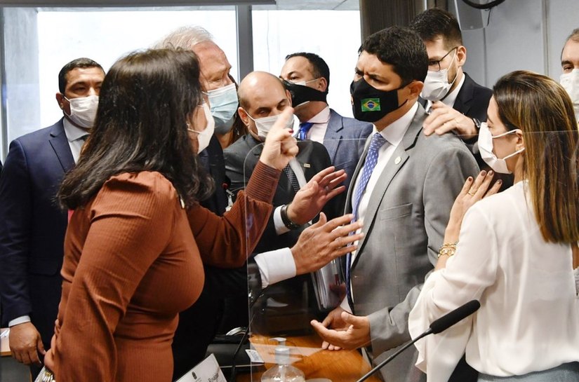 Ministro chama senadora de 'descontrolada', gera tumulto e se torna investigado pela CPI