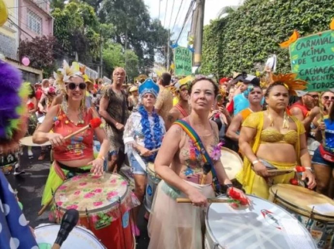 Ruas do Rio ficam tomadas por foliões no sábado pré-carnaval