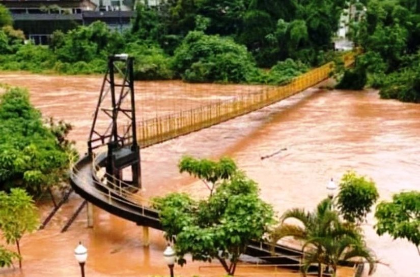 Ponte se rompe após chuvas e deixa moradores isolados em Nova Era (MG)
