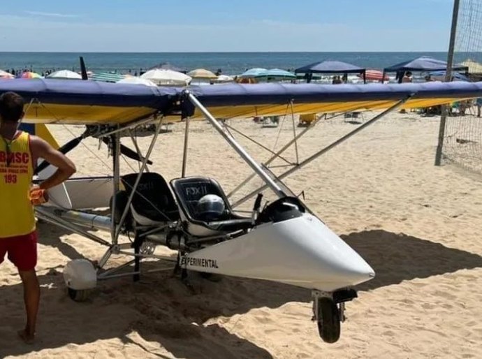 Aeronave ultraleve cai no mar de Itapema, em Santa Catarina