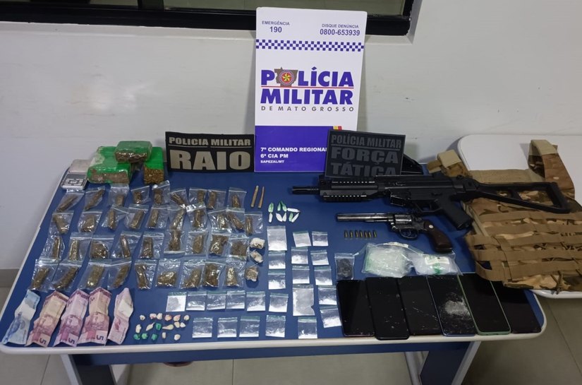 PM apreende 93 porções de drogas, simulacro de fuzil e detém 3 suspeitos por associação criminosa