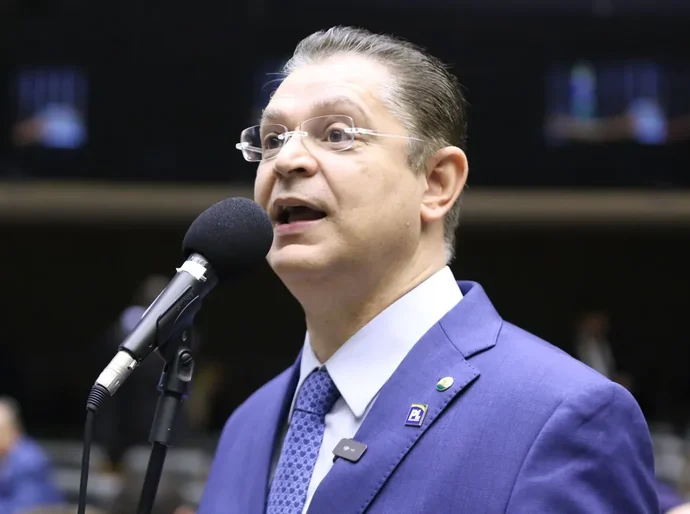 Moraes é um ditador que manda nos Três Poderes, diz líder do PL