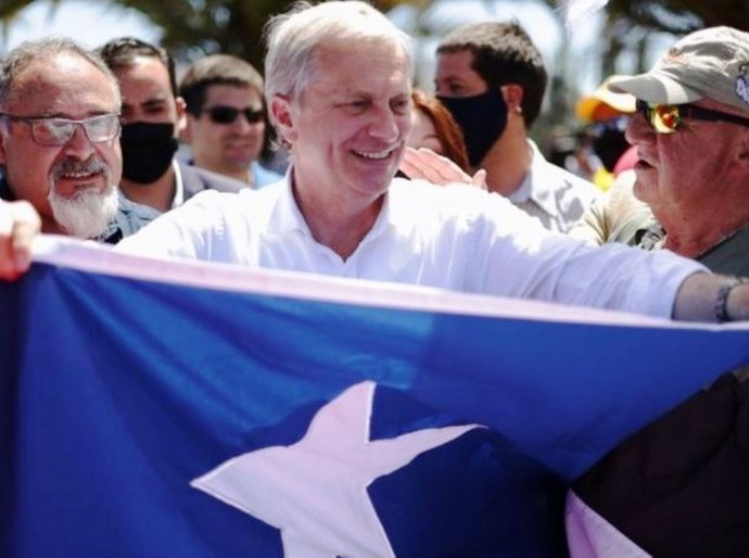 Quem é o 'Bolsonaro chileno', que tenta ser 'menos bolsonarista' para ganhar votos