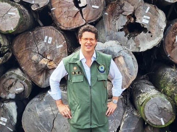 Ricardo Salles e presidente do Ibama são alvos de operação que investiga exportação ilegal de madeira