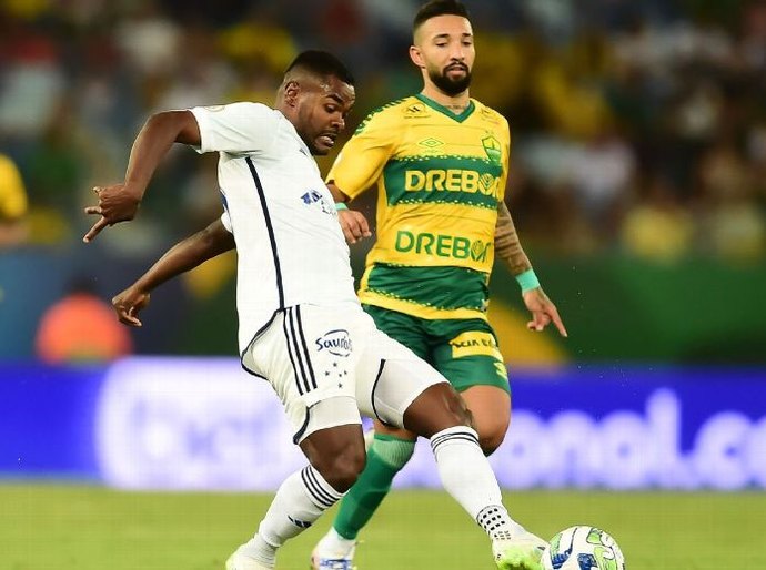 Cuiabá e Cruzeiro fazem jogo de poucas emoções e ficam com empate sem gols em partida atrasada do Brasileirão