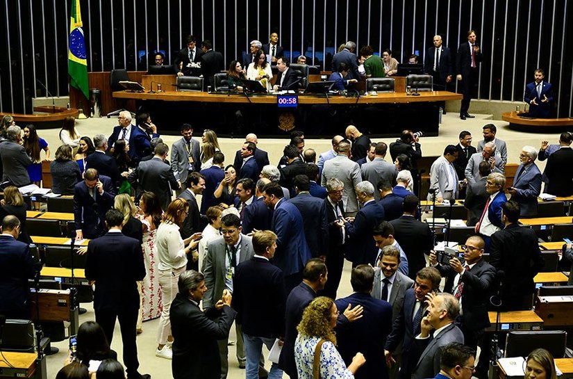 Congresso aprova LDO de 2024 com calendário para empenho de emendas obrigatórias