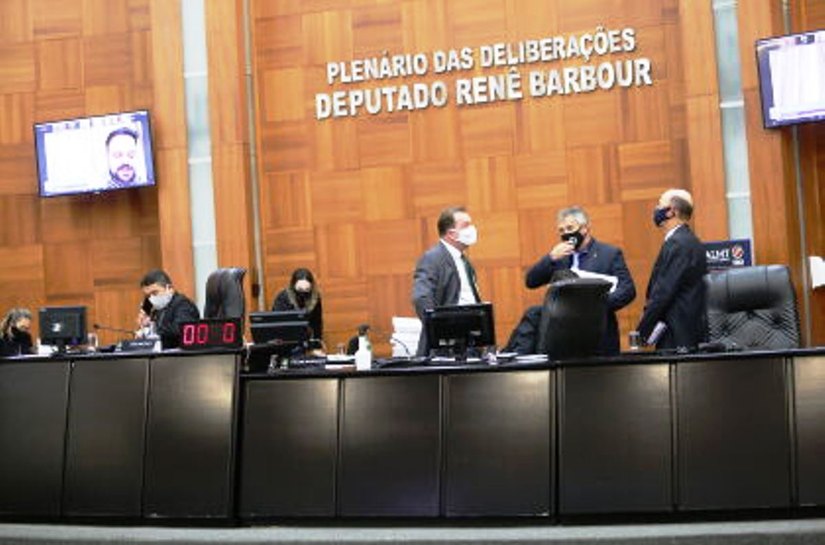 Deputados votam vetos e aprovam PLC que prevê gratificação para profissionais da saúde