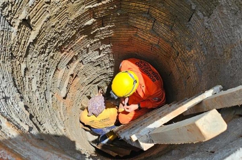 Bombeiros militares resgatam trabalhadora que caiu em poço de reservatório de dejetos de 4,5 metros