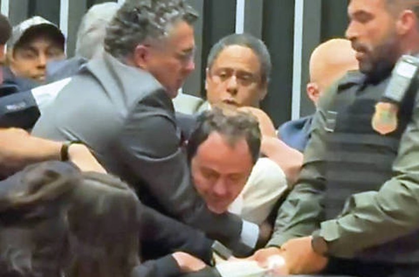 Polícia retira à força Glauber da Mesa Diretora da Câmara