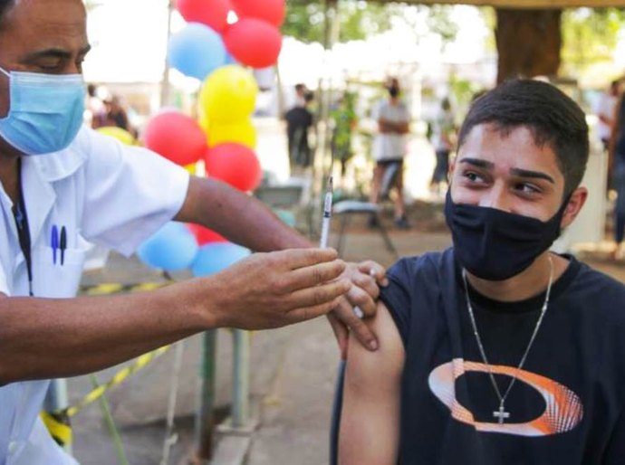 Brasil registra 894 mortes e 30.872 casos de Covid-19 nas últimas 24 horas