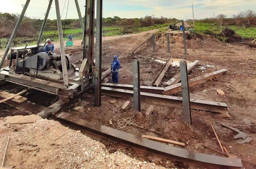 Mauro Mendes dá início à construção de pontes de concreto na Transpantaneira
