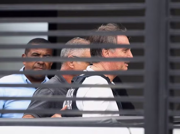 Moraes nega pedido da defesa de Bolsonaro para 'livre acesso' de filhos à casa do ex-presidente durante prisão domiciliar
