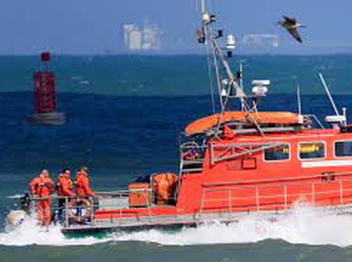 Barco com migrantes vira no Canal da Mancha e mata ao menos 6 pessoas