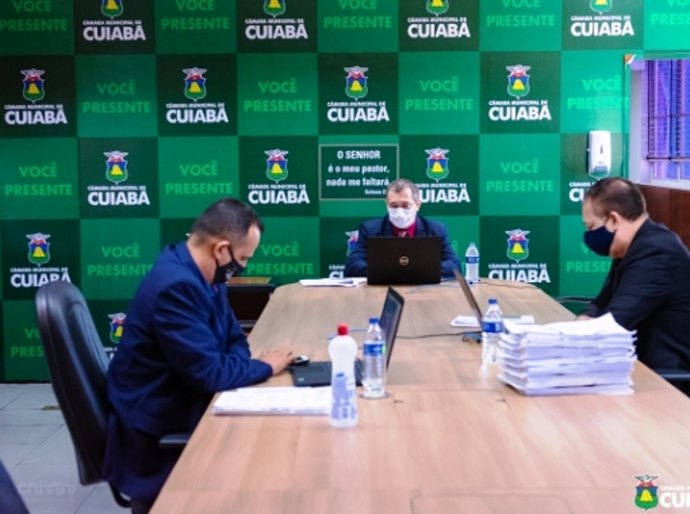 Vereadores de Cuiabá aprovam relatório e pedem a cassação do prefeito Emanuel