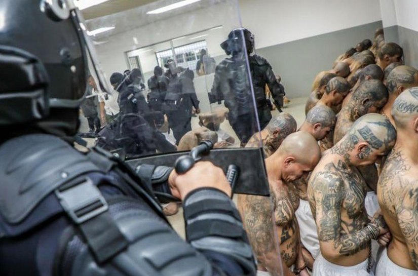'Eletrocutados de joelhos': os duros relatos das prisões em massa decretadas em El Salvador