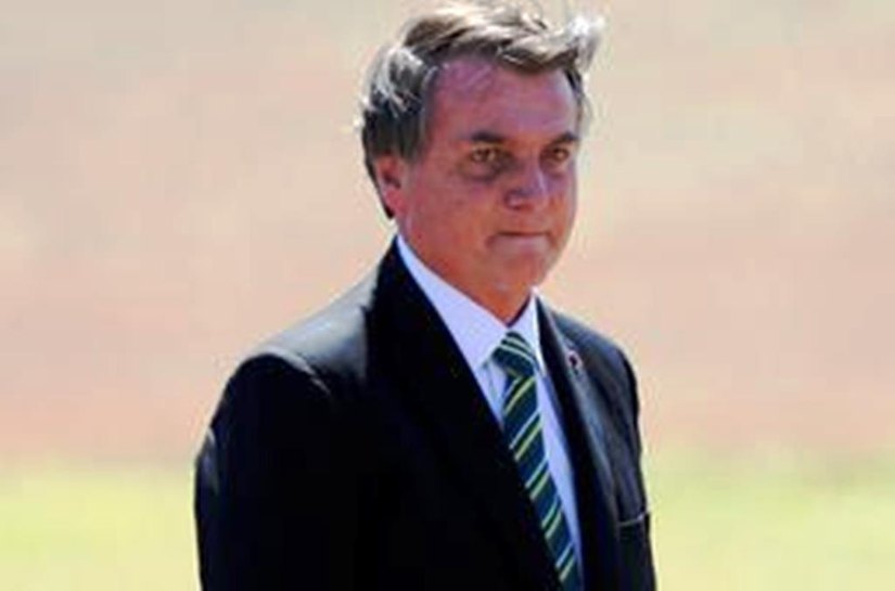 Bolsonaro tenta trocar demissão de assessor pela permanência de Ernesto