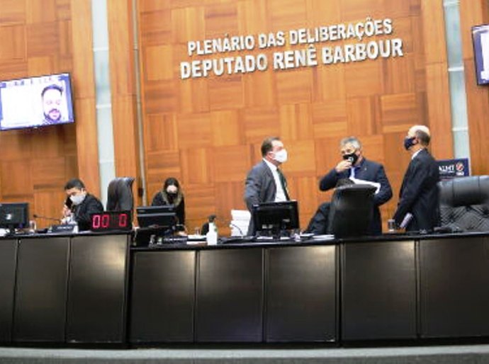 Deputados votam vetos e aprovam PLC que prevê gratificação para profissionais da saúde