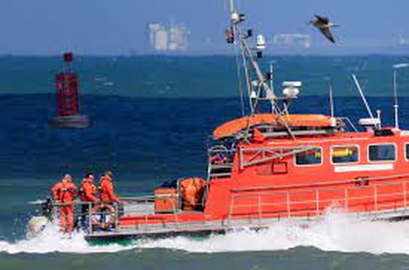 Barco com migrantes vira no Canal da Mancha e mata ao menos 6 pessoas