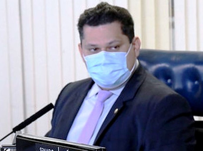 Apagão no AP deixa Alcolumbre furioso com o governo, e Lei do Gás sofrerá mudanças no Senado