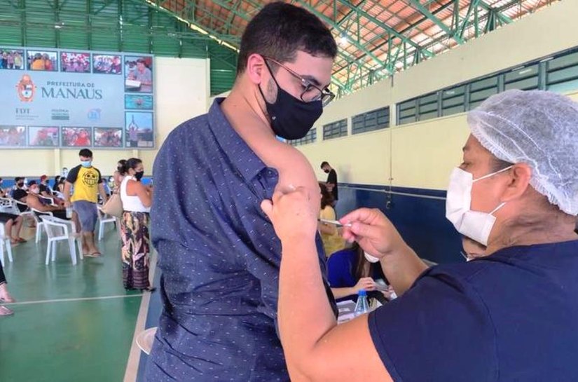 Brasil aplicou 1ª dose de vacina em mais da metade da população adulta