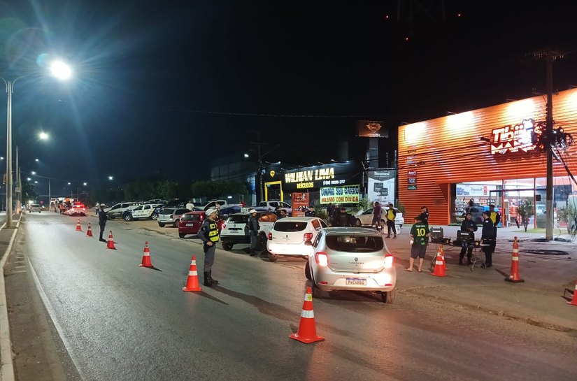 Fiscalizações da Operação Lei Seca prendem 14 condutores em avenida de Cuiabá na madrugada de sábado, 12