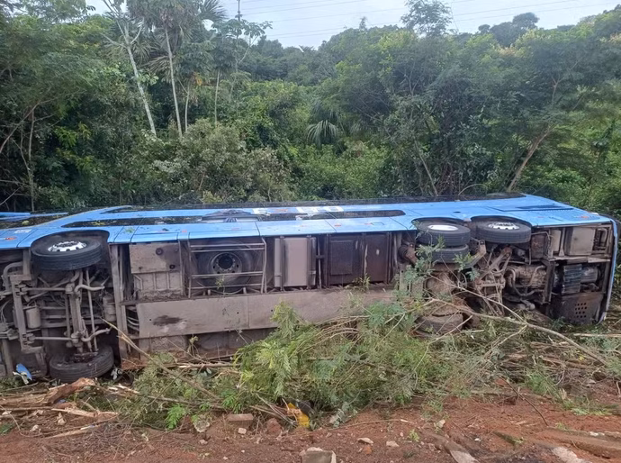 Tragédia na BR-158 deixa duas mulheres mortas e oito feridos após ônibus capotar em Mato Grosso